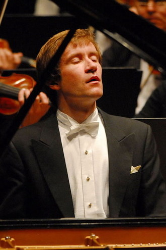 Profile of pianist Nikolai Lugansky by Peter Schlueer